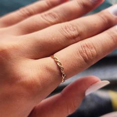 18K Solid Gold Mini Dainty Ivy Ring 🍃 Delicate Elegance with the 18K Solid Gold Mini Dainty Ivy Ring 🍃 🌟 Product Features: ⚖️ Weight: 0.90 Grams 🌈 Material Colors: Available in Yellow Gold, Rose Gold, and White Gold 🎁 Presentation: Shipped with a special box and bag, perfect for gifting 🔄 Returns: Right to return within 7 days ✨ Material and Color: Designed to never fade or darken 🛠️ Handcraftsmanship and Uniqueness: Handcrafted with love, may vary by 5% (+-) The 18K Solid Gold Mini Dainty Ivy Ring brings a touch of nature-inspired beauty to your jewelry collection. Available in three exquisite shades--yellow gold, rose gold, and white gold--this ring offers versatile elegance for any style. Each ring is meticulously handcrafted, ensuring a unique piece that reflects exceptional cra Minimalist Gold Jewelry, Ivy Ring, Gold Wire Ring, Rings White Gold, Gold Minimalist Jewelry, Jewelry Real, Handmade Wire Jewelry, Wire Rings, Handmade Wire