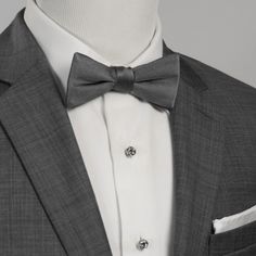 Uma gravata borboleta clássica é um item básico do guarda-roupa formal.  Perfeita para qualquer evento elegante ou especial, esta gravata borboleta cinza é simples e de corte limpo; tornando-o o homem mais elegante da sala.  Esta gravata borboleta é pré-amarrada para facilitar o vestido e manterá sua forma graças a ser trabalhada com seda 100% durável, mas macia. Classic Gray Tuxedo For Formal Occasions, Classic Gray Suit And Tie Accessories For Wedding, Gray Elegant Semi-formal Tuxedo, Classic Gray Suit And Tie Accessories For Formal Events, Classic Gray Suit And Tie Accessories For Formal Occasions, Classic Gray Tuxedo For Business, Classic Gray Suit And Tie Accessories, Classic Gray Tie For Wedding, Classic Gray Tie For Black Tie Events