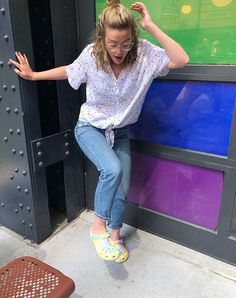 Teacher Crocs Outfit, Rainbow Crocs Outfit, Lilac Crocs Outfit, How To Wear Crocs Women, Outfit Ideas With Crocs, Crocs Outfit Summer