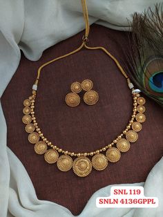 Bridal Chura, Gold Bridal Necklace, Wedding Lehenga Designs, Gold Jewellry, Silk Kurti, Traditional Jewellery, Antique Bridal Jewelry, Bride Jewelry, Gold Bride Jewelry