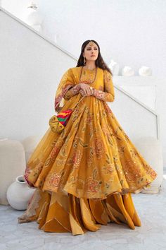 Designer Yellow Pishwas Dress for Indian Wedding Wear भारतीय दुल्हन संबंधी, डिजाइनर कपड़े, Gaun Fashion, Traditional Indian Dress, Salwar Kamiz, Pakistani Fancy Dresses, Bridal Dress Fashion, Indian Dresses Traditional, Indian Gowns Dresses