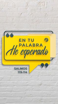 a yellow sign that reads en tu palabra he esperado on the side of a white brick wall