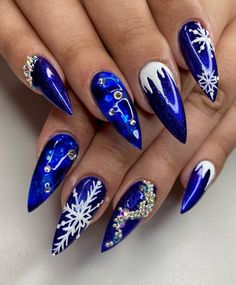 Nail arts 💅❄️ Glam Christmas Nails, Nails Bleu, Nail Polish Art Designs, Metallic Nails Design, Nails Arts, Design Makeup, Glam Christmas, Floral Nail, Nail Design Inspiration