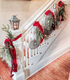 the stairs are decorated with christmas decorations