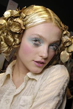 Doll Makeup Halloween, Vlada Roslyakova, Runway Hair, Flowers In Her Hair, Runway Makeup, Fantasy Hair, Doll Makeup, Stage Makeup, Vintage Circus