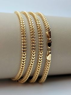 --- created in GURANTEED HIGH QUALITY 14-Karat solid/real gold ---  At a 3.37 millimeter thickness this bracelet chain is available in 7, 7.5 and 8 inches lengths  7 inches - 3.37 millimeter - 3.81 gr (gram weights) 7.5 inches - 3.37 millimeter - 4.16 gr 8 inches - 3.37 millimeter - 4.36 gr Style: Franco/Foxtail Closure: Lobster Claw ( Strong and Durable )  Please feel free to massage me for any costume size requests! * Wear it all day, Everyday. Franco links make this airy bracelet an excellent Unisex Bracelet Gold, Real Gold Jewelry For Women, Gold Bracelets For Men, Real Gold Bracelet, Thick Gold Chain, Real Gold Chains, Gold Bangles For Women, Solid Gold Bracelet, Real Gold Jewelry