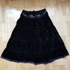 New, Super Plush Velvet Body With Silver Sequin Details. Size 10 Vampire Clothing Aesthetic, Salem Outfits, 1920s Skirt, Whimsigoth Skirt, Velvet Skirt Outfit, Flowy Black Skirt, Main Aesthetic, Goth Skirts, Goth Skirt