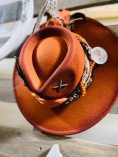 "know when to hold 'em know when to fold em" rust colored rancher style hat, felt , wide brimmed.  lucky king & queen cards, large turkey feather, cheetah print with orange & green fun boho  mirrored fabric band. One size with adjustable band inside. Rust Colored Felt Hat, Brown Felt Hat For Kentucky Derby And Rodeo, Brown Felt Hat For Kentucky Derby And Western Events, Brown Felt Hat For Rodeo And Kentucky Derby, Brown Felt Hat For Western-themed Events And Kentucky Derby, Custom Brown Hat Bands For Kentucky Derby, Custom Brown Hat Band For Kentucky Derby, Custom Brown Felt Hat For Ranch, Rustic Brown Felt Hat For Kentucky Derby