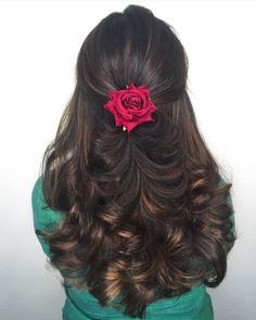 Gajra Hairstyles Open Short Hair, Open Hair Flower Hairstyles, Hair With Gajra, Gajra Hairstyles Open, Hair Styles On Saree, Latest Hairstyles With Lehnga, Open Hairstyles For Long Hair, Simple Hairstyle For Saree, Long Hair And Short Hair