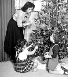 Images Noêl Vintages, Old Time Christmas, Hedy Lamarr, Xmas Photos, Design Moda, Christmas Family Photos, Vintage Star