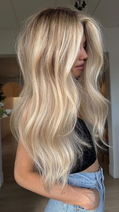 Strawberry Blonde Balage, Blonde Hair Reverse Balayage, Blonde Balayage For Long Hair, Cool Blonde Hair Inspiration, Blonde Hair Tip Out, Styled Blonde Hair, White Yellow Blonde Hair, Level 8 Hair Color Blondes, Balage With Money Piece