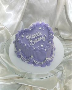 Small heart shaped vintage cake with purple frosting and pearls on it Purple Birthday Cake, 17 Doğum Günü, Heart Shaped Birthday Cake, Heart Cake Design, 19th Birthday Cakes, Heart Birthday Cake, Modern Birthday Cakes, Bolo Vintage, Purple Cakes Birthday