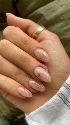 Rounded Almond Shaped Nails, Minimalist Celestial Nails, Subtle Gold Nail Design, Cute Natural Almond Nails, Classy Bday Nails, Basic Nail Inspiration, Shelak Nails, Persian Nails, Aura Nail Designs Almond