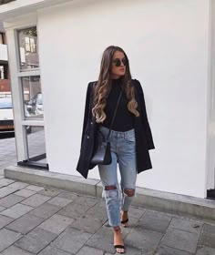 Ripped Jeans Blazer Outfit, Ripped Knee Jeans Outfit, Day Drinking Outfit Spring, Casual Drinks Outfit Night, Drinks Outfit Evening, Pub Outfit Night Casual, Casual Drinks Outfit, Pub Outfit, Drinking Outfit