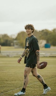 Football Poses, Mens Hairstyles Fade, Health Goth, Boyfriend Outfit, Tattoo Inspiration Men, Cute White Guys, Men Photography, White Boys, Sporty Look