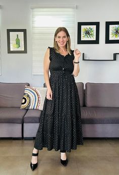 Con un maxi dress como este no te equivocas a la hora de vestir casual o para una ocasión especial. Bello y cómodos, estos versátiles vestidos largos están confeccionados en tejido de algodón y lúrex y cuentan con un forro del mismo tejido, que es voile de algodón. Mejorarán tu estilo en ocasiones especiales, eventos y días de playa. ¡Celebra la vida con el look perfecto! Modelo luce tamaño small/medium y mide 5’7. Casual Black Maxi Dress With Ruffles, Elegant Black Maxi Dress For Day Out, Black Maxi Dress With Ruffles For Casual Occasions, Black Maxi Dress With Ruffles For Casual Wear, Casual Black Maxi Dress For Dress Down Occasions, Black Ruffled Maxi Dress For Casual Occasions, Casual Black Maxi Dress For Relaxed Occasions, Black Ruffled Maxi Dress For Day Out, Chic Black Backless Maxi Dress