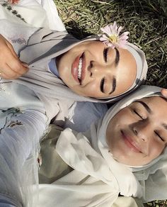 Friends Hijab, Friendship Pins, Best Friend Hug, Muslim Style, Stylish Hijab, Sister Photos, Beach Photography Poses, Best Friends Aesthetic, Bestie Goals