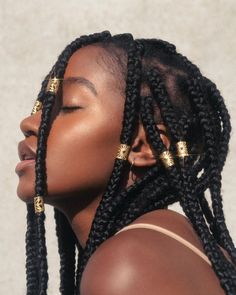 Lemonade Braids: Neatly Charmed Box Braids. Large box braids with golden charms. Click through for 40 hair looks inspired by Beyoncé’s Lemonade album. #lemonadebraids #beyonce #beyoncehair #braids #boxbraids IG: @amxndakali How To Draw Braids, Hair Charms, Pigtail Braids, Braids With Curls