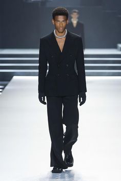 Opera Men Outfit, All Black Elegant Outfit Men, Dolce And Gabbana Suit Men, Prom Outfit Ideas Men, Aesthetic Suit Men, Runway Outfits Men, Glam Outfit Men, All Black Tuxedo For Men, Prom Outfit Men