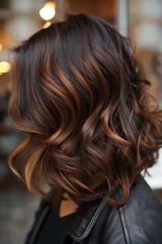 42 Dark Brown Hair With Highlights Hairstyles That Will Add Depth and Dimension Dark Brown Hair With Highlights, Brown Hair With Lowlights, Highlights Hairstyles, Brown Hair With Caramel Highlights, Rambut Brunette, Hair With Highlights, Brunette Hair With Highlights, Short Brown Hair, Dark Hair With Highlights