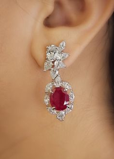 Beautiful pair of dangler earrings Elegant Red Danglers, Diamond Bali Earrings, Diamond Bali, Expensive Jewellery, Indian Gold Necklace Designs, Real Diamond Earrings, Diamond Tops, Diamond Chandelier Earrings, Diamond Chandelier