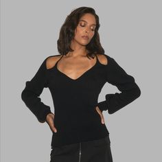 Découvrez le haut noir pour une allure décontractée et stylée.
Le modèle porte une taille S et mesure 1m75. Modern V-neck Top For Night Out, Chic Stretch Tops For Streetwear, Modern Tops For Night Out In Fall, Edgy Fitted Tops For Day Out, Edgy Stretch Tops For Day Out, Cutout Sweater, Cut Out Top