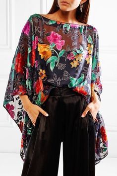 Les accessoires comptent Chiffon Poncho, Jeans Casual Outfit, Poncho Outfit, Wedding Guest Outfit Summer, Jeans Casual, Moda Vintage, Looks Chic, Floral Chiffon, Guest Outfit