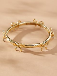 This delicate gold bow bracelet adds a touch of girly to your wrist. The gold bows stand out and the stretchy band ensures a comfortable fit for all-day wear. Dress it up or down, this bracelet is a versatile addition to any jewelry collection. Cute Gold Jewelry, Gold Bracelet Stack, Aesthetic Accessories, Preppy Jewelry, Trending Jewelry, Jewelry Cute, Bow Bracelet, Dope Jewelry