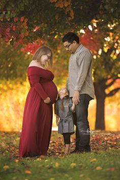 Fall maternity session in Sacramento Ca. Posing a family of three during a maternity session. Pregnancy Photoshoot With Toddler, Fall Pregnancy Photoshoot, Photoshoot With Toddler, Maternity Photos Family, Best Portrait Photographers, Fall Pregnancy, Family Of 6, Family Of 3