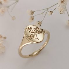 Elegant and unique 14k gold baby's breath signet ring, Vintage style botanical signet. * Band width: 1.6 mm, wide part width: 12 mm * Thickness: 1.6 mm * Available in 14K or 18K YELLOW, WHITE and ROSE gold. The price listed is for 14K please contact me for 18K pricing. * Sizes vary from 5 US to 9 US, including half sizes. Please choose your size upon checkout. * Please choose a finish: Shiny or Matte, and mention in note to seller. * This item is handmade, please allow 3-4 weeks of processing be Signet Ring Vintage, 14k Gold Wedding Band, Wedding Rings Photos, Fine Gold Jewelry, Ring Flower, Signet Rings, Gold Ring Stack, Baby's Breath, Girly Jewelry