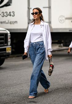 Ideas para llevar baggy jeans con blusas blancas a la oficina en verano 2024 | Vogue The 90s Fashion, Sophisticated Outfits, Outfit Formulas, Sofia Vergara, Winter Outfits For Work, Jeans Outfit, Spring Wardrobe, Summer Trends, The 90s