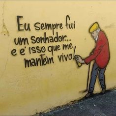 a painting on the side of a building that reads, eu sempre fu um sonador e esso que me manteni vivo