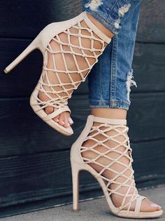 Daily Shoes, Style College, High Heels Classy, Cute Heels, Combat Boot, Fabulous Shoes, Pretty Shoes, Heel Shoes