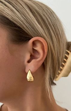 A chunky statement earring. So lightweight, that you won't even know they're there! Founded in 2015, ALV Jewels was started with the goal to create unique yet on trend pieces at an affordable price point for women all over. Chunky Earrings, Gold Filled Hoops, Gold Plated Earrings, Pretty Jewellery, Tear Drop, Gold Hoop, Gold Hoop Earrings, Teardrop Earrings, Photo Jewelry