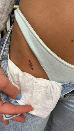 tatuaje ingle Simple Tattoos On Legs For Women, Simple Tattoos On Hip, Cute Places For A Tattoo, Tattoos Hidden Placement, Cute Tattoos On Ribs, Small Tattoos All Over Body Women, Small Tattoo Areas For Women, Small Single Needle Tattoos, Small Groin Tattoos For Women