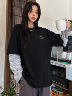 Long Sleeve Shirts Oversized, Drop Shoulder Tshirt Outfits, T Shirt With Long Sleeve Underneath, Black Shirt Outfit Women Casual, Clothes Style Ideas, Long T Shirt Outfit, Long Sleeve And T Shirt Layering, Long Tshirt Outfit, Undershirt Long Sleeve