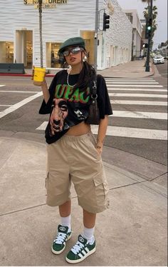 Here a nice streetwear Outfit for Women idea. If you wanna get a pair of jorts very similiar to the ones in the picture, just click on the PIN. Stay tuned I will post also the other parts of the Outfit :) Looks Hip Hop, Outfits Streetwear, Tomboy Style Outfits, Tomboy Fashion, Baddie Outfits Casual