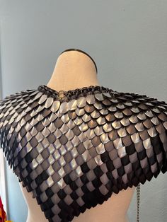 The Night Owl Premium scalemail shoulder drape combines premium large anodized aluminum scales of silver, stormy grey, and black. It resembles the feathers on a bird.  It is finished with a Helm weave in matching grey and black anodized aluminum rings, and is attached at both points to a 10 inch stainless steel chain for added stability and strength. The chain also helps to counter balance the lightweight scalemaille drape. It has a stainless steel lobster clasp at the end of each chain as well as an additional stainless steel lobster clasp towards the drape end of the chain, so that you can adjust the length to your comfort. Stainless steel welded O-rings are added at the pressure points. Chain Mail Armor Dnd, Chainmaille Armor, Fur Armor, Chainmail Fashion, Scalemail Armor, Armor Jewelry, Chainmail Clothing, Horse Archery, Scale Maille