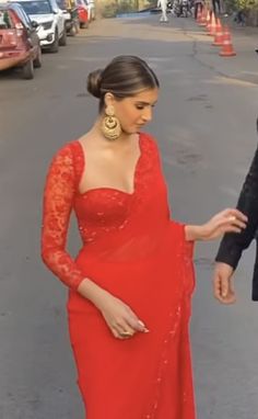 Hot Red Saree Look, Red Modern Saree, Tara Sutaria Red Lehenga, New Fashion Trends In India, Tara Sutaria Red Saree, Modern Sari Designs, Lengha Saree Style, Velvet Saree Royals, Indi Western Outfits