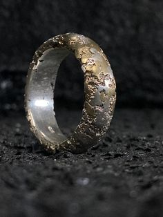 Opvallende robuuste ring van 925 zilver en messing voor een mooie betaalbare goud look.  De ring wordt helemaal met de hand gemaakt. Dit wil zeggen dat er een mal gemaakt wordt die gebruikt wordt om een zandafdruk van te maken. Deze zandafdruk is gemaakt in oliegebonden zand en naderhand wordt het gesmolten zilver er in gegoten. Nadat deze afgekoeld is wordt dit juweel afgewerkt zodat er geen scherpe kantjes meer aan zitten en zodat deze mooi glimt. Dit gebeurt doormiddel van het juweel te vijlen, schuren en polijsten. Door deze techniek is iedere ring uniek. Deze ring heeft een dikte van ongeveer 3mm en een breedte van ongeveer 8mm. Maar is in ieder gewenste breedte of model te krijgen in deze structuur.  Ook als set ring voor dames en heren.  Op bestelling gemaakt. Ook verkrijgbaar met k Anniversary Bronze Metal Ring Jewelry, Unique Bronze Rings For Anniversary, Brass Ring With Lost Wax Casting For Anniversary, Brass Rings With Lost Wax Casting For Anniversary, Antique Hand Cast Gold Rings, Hand Forged Silver Ring With Thick Band, Ceremonial Hand Forged Ring Jewelry, Unique Hallmarked Brass Rings, Ceremonial Sterling Silver Open Ring