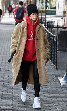 Red Hoodie Outfit, Hailey Baldwin Street Style, Hailey Baldwin Style, Mode Editorials, Hailey Bieber Style, Skandinavian Fashion, Foto Poses, Outfit Jeans, Looks Street Style