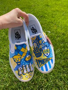 These hand painted college themed Vans are great for game days, college decisions, or graduation gifts! All custom college Vans are painted with high quality fabric paint. The paint is also water proof and can be gently cleaned with water and soap. Each shoe may slightly vary in color and design, but is hand painted with lots of care and detail! All custom college themed shoes are fully customizable- I can do any school and a range of designs from simple to intricate! Just tell me what you want Painted Canvas Shoes, Painted Vans, Gift For Students, University Of Pittsburgh, Hand Painted Shoes, Embroidered Shoes, Fabric Shoes, College University, Shoe Art