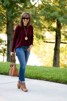 Burgandy Sweater Outfits, Burgundy Shirt Outfit, Outfits Mom, Cyndi Spivey, Fall Fashion Trends Women, Perfect Sweater, Grace Beauty, Womens Fashion Casual Spring