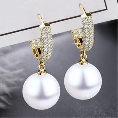 [High quality and hypoallergenic] Made of high quality brass and silver needle and Fine white stone ​The low sensitivity and high quality make it an excellent choice for people with sensitive skin.The brass material also makes it durable and resistant to tarnish. [Eye-catching design]The gift is another set of diamond-studded earrings, paired with white pearls for a stunning sense of luxury, simple earrings are a trend complement, wear them as a statement piece. [Comfortable and stylish] The lig Drop Diamond Earrings, Studded Earrings, Diamond Earrings For Women, Pearl Earrings Dangle, Diamond Drop Earrings, Silver Rhinestone, Simple Earrings, White Stone, Brass Material