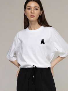 This is a casual and unique top by GRAVER that is made out of high quality and sturdy material. With distinctive mood of the design and comfortable wear, you can style it for your casual outfit.- Double ribbed neckline- Urethane graphic print detail- Casual and trendy mood Simple White Tops With Graphic Print, Simple Cotton Tops For Streetwear, White Casual Basic Tops, White Basic Crew Neck Top, Simple Oversized White Top, White Basic Style Tops For Streetwear, White Basic Tops For Streetwear, Oversized Simple White Top, Simple White Oversized Top