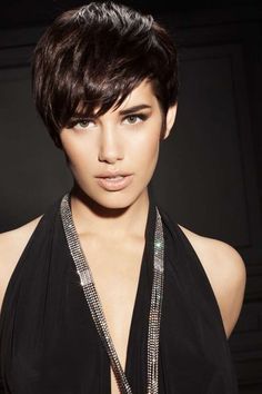 Maybe Trendy We Fryzurach, Brown Straight Hair, Short Dark Hair, Cute Haircuts, Pixie Hair, Hot Hair Styles, Demi Moore, Casual Hairstyles