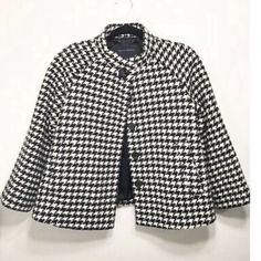 Banana Republic Black & White Houndstooth Wool & Cotton Jacket -Keep Yourself Warm W/This Preppy Wool & Cotton Blend Jacket -3/4 Sleeves -Subtle Stand Up Collar -1 Top Button,Rest Are Hidden -Nice Detailed Lining W/White Piping -87% Wool,13% Cotton -Size M -Gift W/Purchase White Houndstooth Blazer For Winter, White Houndstooth Outerwear For Spring, Spring Wool Outerwear With Houndstooth Pattern, Semi-formal Houndstooth Outerwear With Notch Lapel, Classic Double-breasted Houndstooth Outerwear, Elegant Double-breasted Houndstooth Outerwear, Fitted Houndstooth Button-up Outerwear, Black Houndstooth Button-up Outerwear, Stand Up Collar