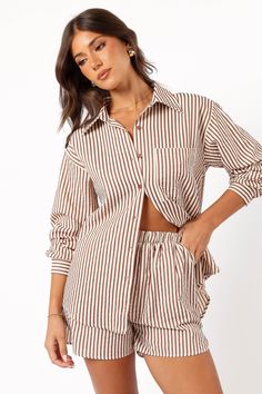 DETAILS    Discover our Kennie Top in Brown Stripe, it's chic relaxed fit is crafted with long sleeves, functional buttons down front, and stylish stripe print â€“ perfect for any season. Unlined for lightweight comfort.    spread collared  long sleeves with button cuff close  functional buttons down front   functional chest pocket  curved hemline  stripe print  relaxed fit  unlined   material - 55% cotton / 45% polyester    SIZING    studio model is 5' 7" and wears a Size S    model stats: bust Striped Tops With Pockets For Daywear, Chic Shirt With Striped Collar And Relaxed Fit, Spring Striped Shirt For Loungewear, Striped Shirt For Spring Loungewear, Spring Loungewear Tops With Vertical Stripes, Chic Relaxed Fit Shirt With Striped Collar, Casual Vertical Stripes Blouse For Fall, Casual Striped Shirt For Loungewear, Long Sleeve Shirt With Vertical Stripes For Day Out