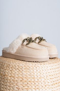 Taos fur lined slipper natural - Cute Shoes - Trendy Shoes at Lush Fashion Lounge Boutique in Oklahoma City Trendy Slippers, Quay Sunglasses, Affordable Shoes, Capri Blue, Under Dress, Taos, Hair Accessories Jewelry, Mom Tees, Sock Gifts