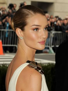 Rosie Hw, Braut Make-up, Rosie Huntington, Penteado Cabelo Curto, Wedding Hair Makeup, Huntington Whiteley, Rosie Huntington Whiteley, Sleek Hairstyles, Bride Makeup